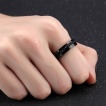 Bague homme noire en acier  bande de pierres en diagonale