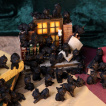 Collection de 36 figurines chats noirs avec décor maison de sorcière