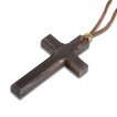 Collier croix de bois marron avec cordon