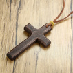 Collier croix de bois marron avec cordon