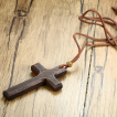 Collier croix de bois marron avec cordon