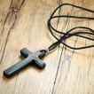 Collier croix de bois noire avec cordon