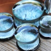 Ecarteur plug en verre noir et gris à motif craquelé
