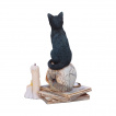 Figurine chat noir sur un crane 