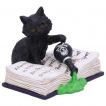 Figurine chaton espigle renversant une potion sur un livre (10,5cm)