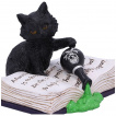 Figurine chaton espigle renversant une potion sur un livre (10,5cm)