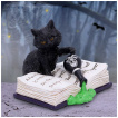 Figurine chaton espigle renversant une potion sur un livre (10,5cm)