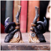 Figurine chaton noir à chapeau et balai de sorcière (11,5cm)