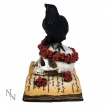 Figurine corbeau sur crane et grimoire (17cm)