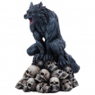 Figurine loup garou posé sur un tas de crânes humains (15cm)