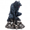 Figurine loup garou pos sur un tas de crnes humains (15cm)