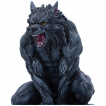 Figurine loup garou pos sur un tas de crnes humains (15cm)