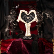 Mains squelettes formant un coeur