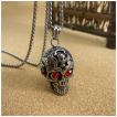 Pendentif homme acier tte de mort  crane sur le front et yeux rouges