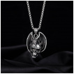 Pendentif homme dragon pos sur un crane humain en acier