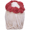 Petite tte de mort dco de marie portant un voile et une couronne de roses (11,5cm)