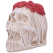 Petite tte de mort dco de marie portant un voile et une couronne de roses (11,5cm)