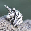 Piercing cartilage à tête de licorne
