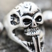 Piercing cartilage tête de mort masquée