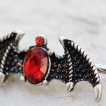 Piercing industriel à ailes de démon strass rouges rubis