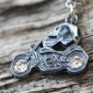 Piercing nombril biker  crane pos sur une moto