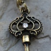 Piercing nombril à pendentif clé mystère style antique