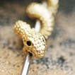 Piercing oreille industriel à petit serpent doré