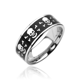 Bague gothique avec motif ttes de morts