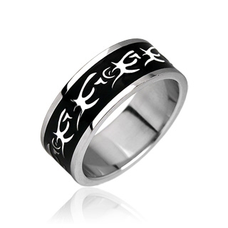Bague acier avec motifs tribaux sur fond noir