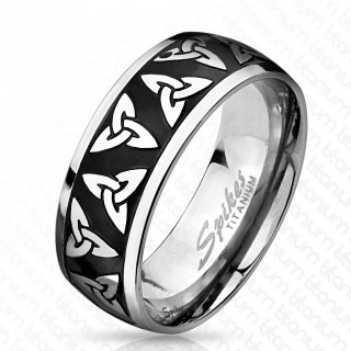 Bague homme en titane avec symboles de la trinit sur fond noir