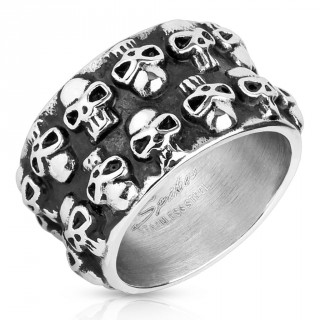 Bague homme noircie en acier entoure de ttes de morts