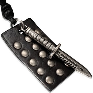 Collier avec cordon de cuir et couteau de combat sur cuir rivet