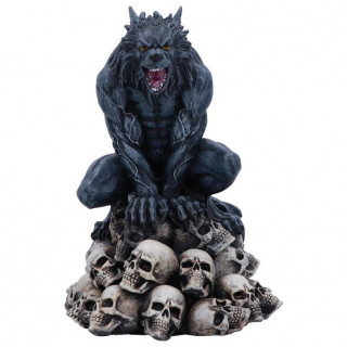 Figurine loup garou posé sur un tas de crânes humains (15cm)