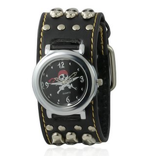 Montre gothique  bracelet rivet avec cranes puis tte de mort pirate