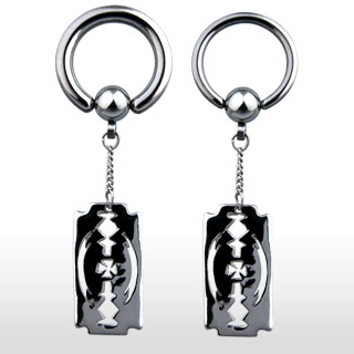 Piercing anneau captif avec pendentif lame de rasoir