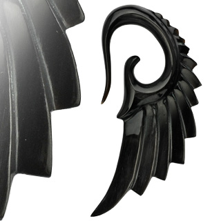 Piercing gothique ecarteur aile noire en corne de buffle
