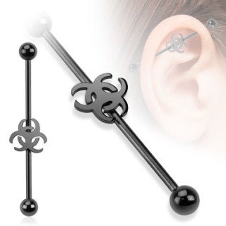 Piercing industriel avec symbole biohazard