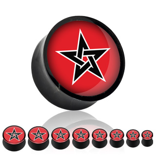 Piercing plug pentacle noir sur fond rouge