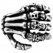Bague homme acier en forme de main squelette � cranes