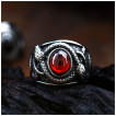 Bague homme acier � pierre rouge et serpents enlac�s